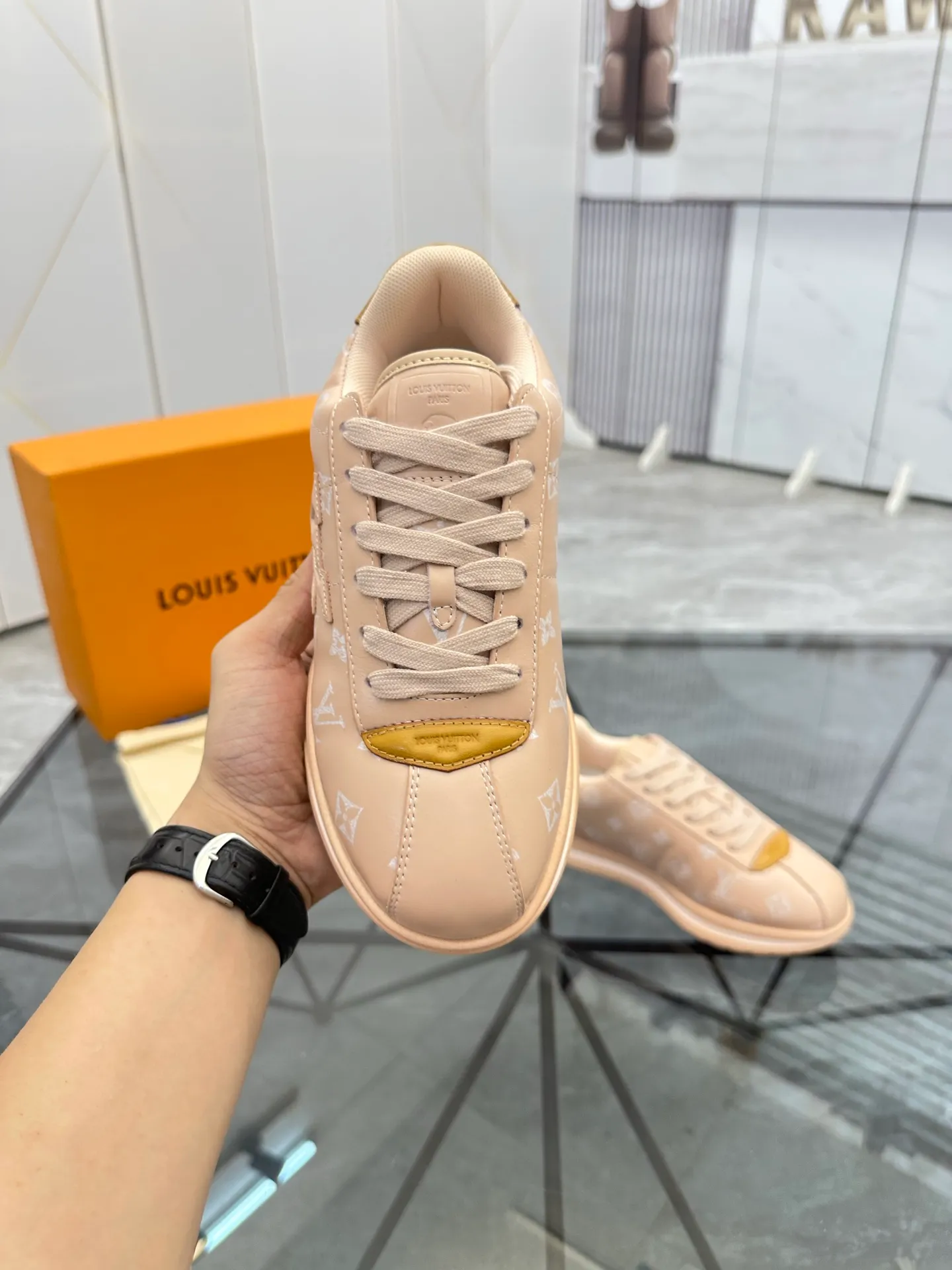 Men's shoes: 💰P700¥ Top quality Product trademark: LV* "Louis Vuitton*" low-top casual shoes Regular size: 35-45 (can be customized to 46) Couple style Product materials: Imported cowhide upper, breathable lining, original outsole. Number: two